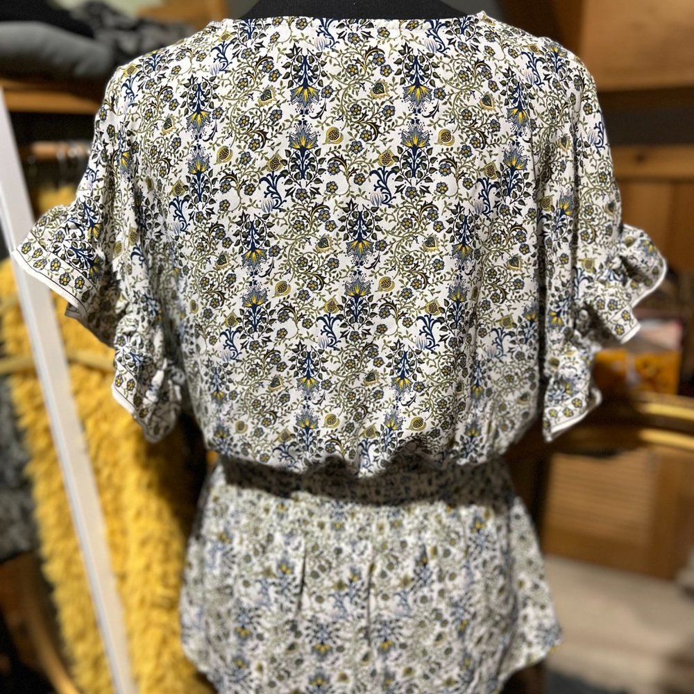 Beautiful Spring Blouse - Picture 3 of 3